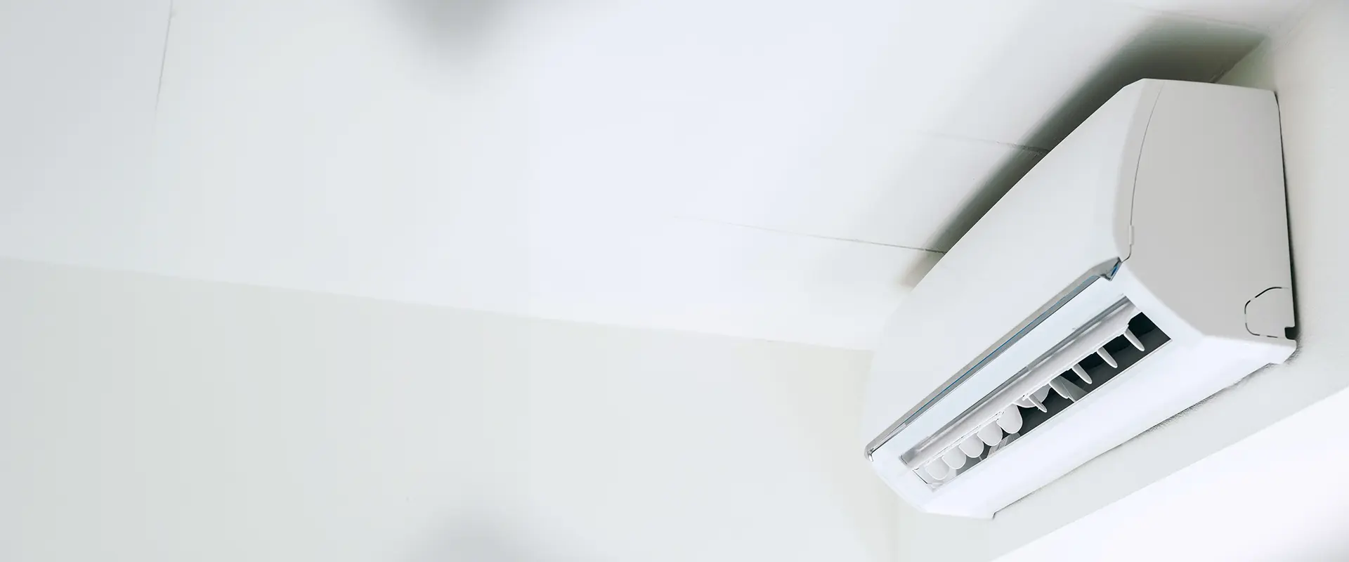 Minisplit de aire acondicionado instalado en pared de interior; servicio de instalación y climatización en San Luis Potosí, NC Aire Acondicionado y Refrigeración.